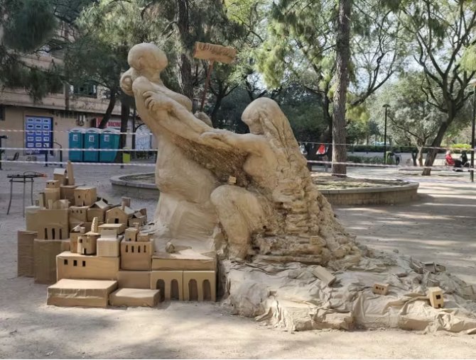 Escultura del monumento No olvidar la DANA en la plaza Manuel Granero