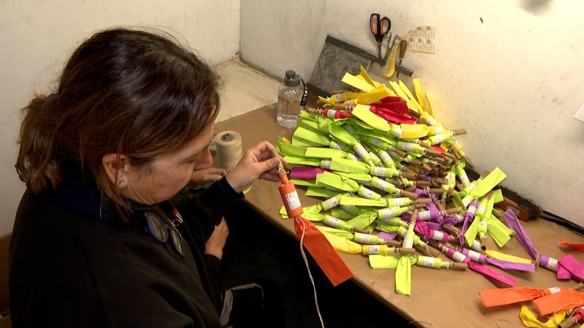 María José Lora trabajando con productos pirotécnicos en su taller.