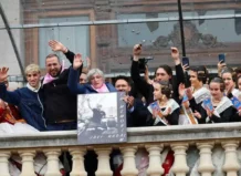 Grupo de personas en el balcón con un cartel en memoria de Javi Nadal