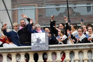 Grupo de personas en el balcón con un cartel en memoria de Javi Nadal