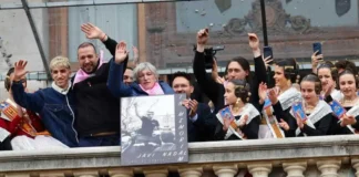 Grupo de personas en el balcón con un cartel en memoria de Javi Nadal