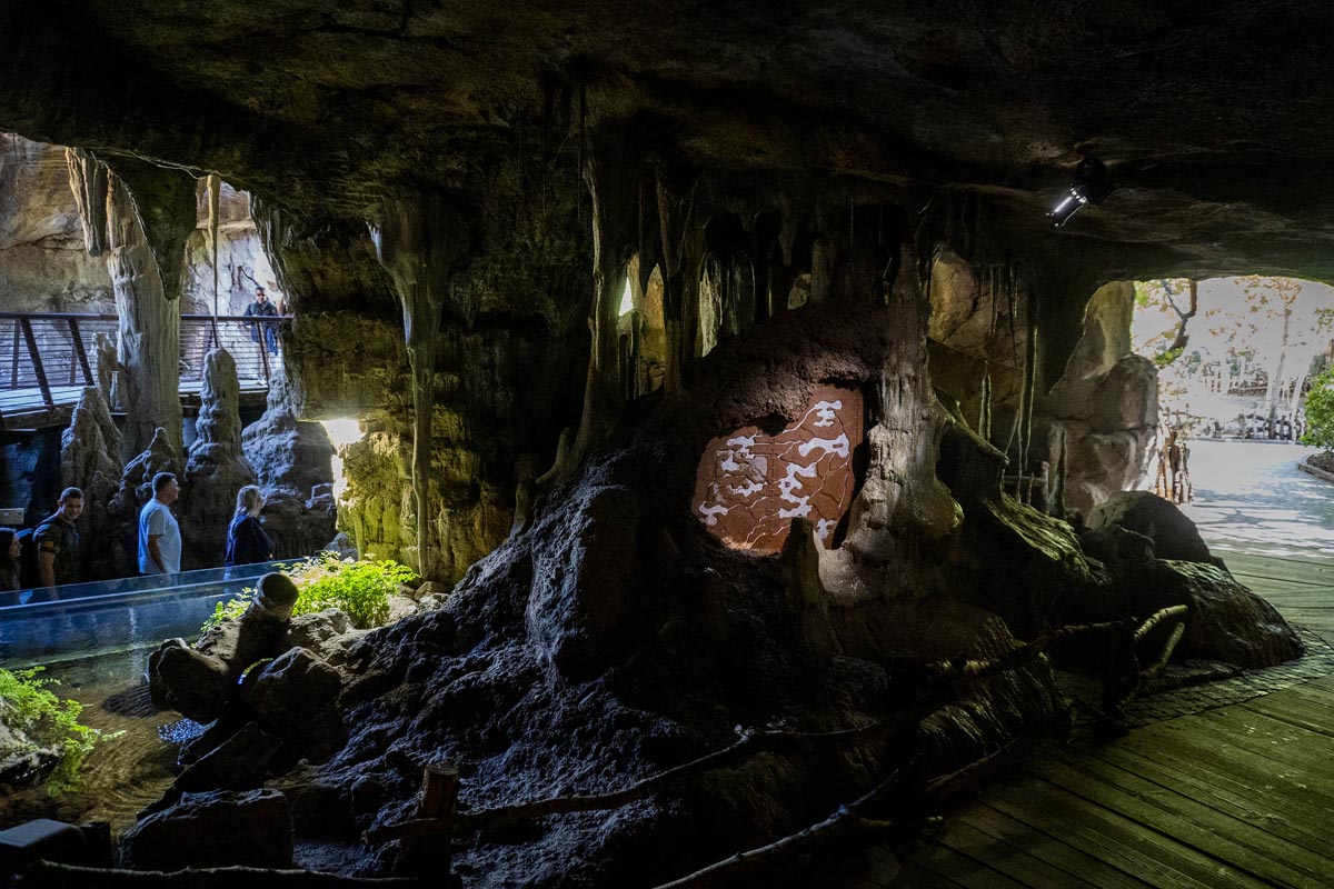 Interior de la cueva de Kitum en Bioparc Valencia con visitantes