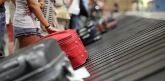 Personas esperando su equipaje en una cinta transportadora en un aeropuerto