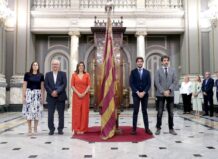 Ceremonia de presentación de la nueva réplica de la Senyera en València