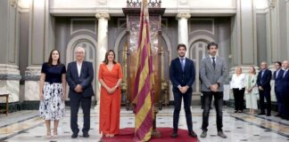Ceremonia de presentación de la nueva réplica de la Senyera en València