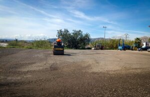 Vista del nuevo aparcamiento en Mas del Jutge en Torrent con maquinaria