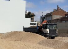 Construcción de un nuevo aparcamiento en Massanassa con camión de carga