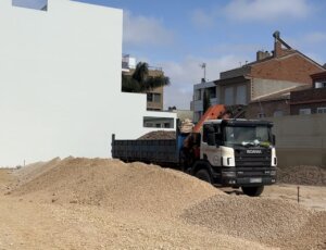 Construcción de un nuevo aparcamiento en Massanassa con camión de carga
