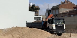 Construcción de un nuevo aparcamiento en Massanassa con camión de carga