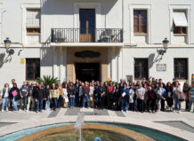 61 nuevos empleados se incorporan al Ayuntamiento de Benetússer para reforzar la reconstrucción y los servicios Grupo de nuevos empleados del Ayuntamiento de Benetússer frente al edificio municipal.