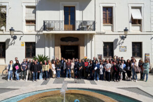 Grupo de nuevos empleados del Ayuntamiento de Benetússer frente al edificio municipal.