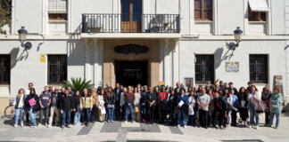 Grupo de nuevos empleados del Ayuntamiento de Benetússer frente al edificio municipal.