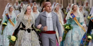 El president Pérez Llorca en la Ofrenda con falleras en trajes tradicionales.