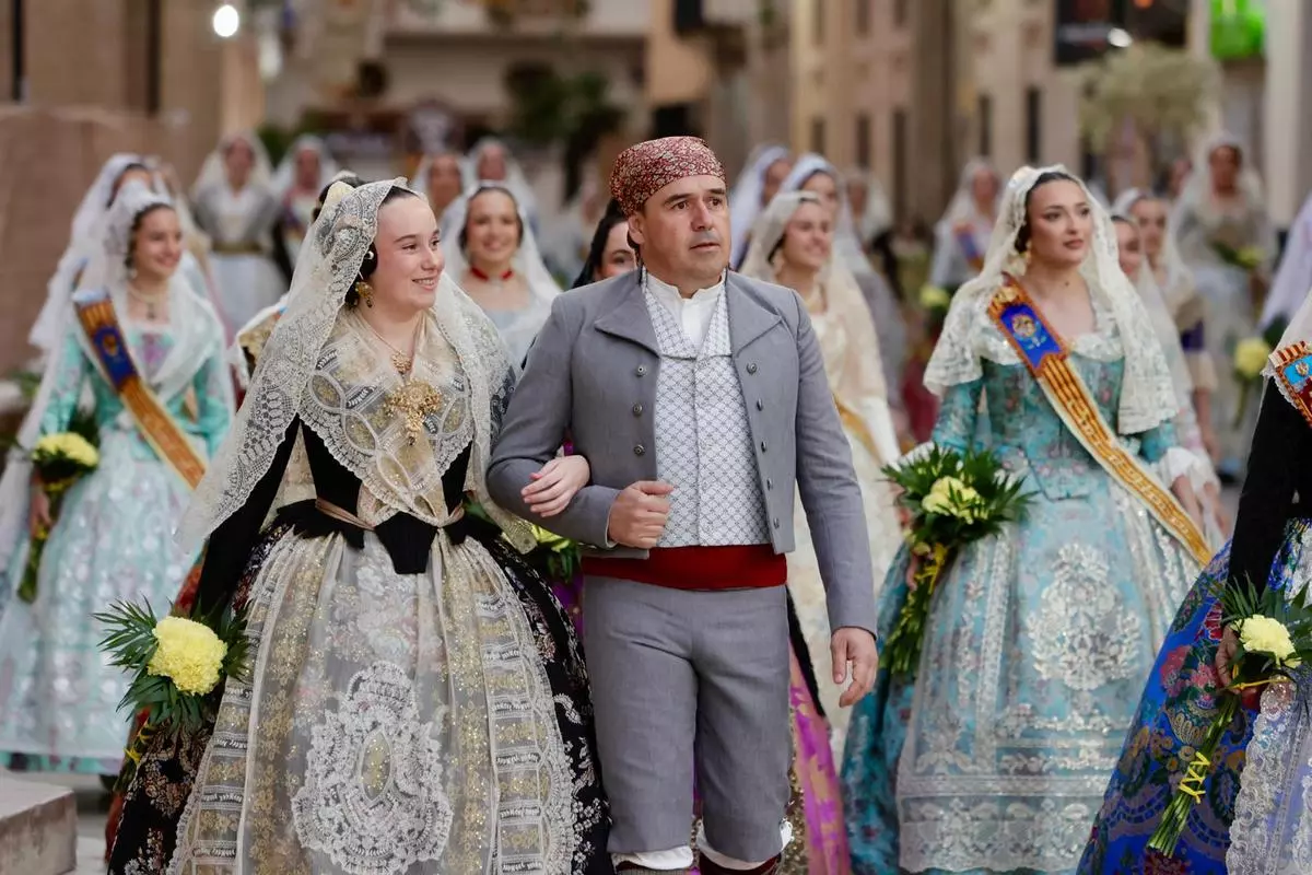 El president Pérez Llorca en la Ofrenda con falleras en trajes tradicionales.