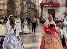 Participantes en la Ofrena de las Fallas 2026 con trajes tradicionales