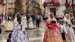 Participantes en la Ofrena de las Fallas 2026 con trajes tradicionales