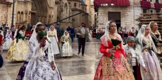 Participantes en la Ofrena de las Fallas 2026 con trajes tradicionales