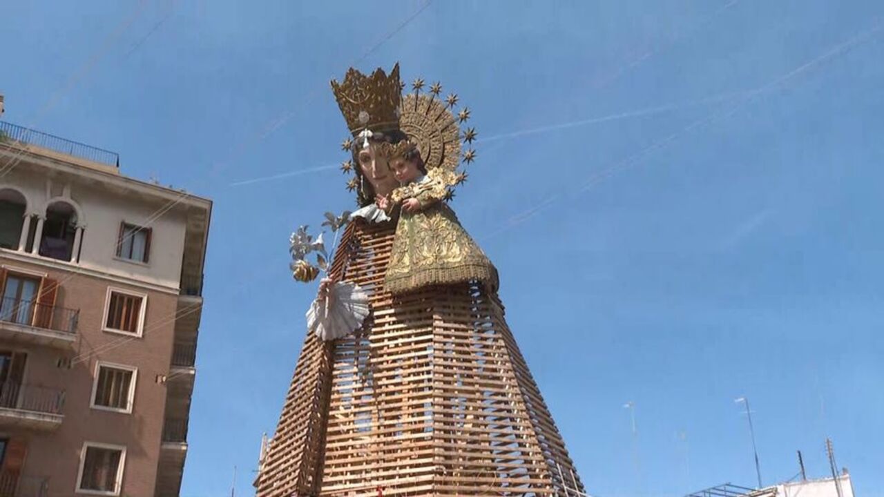 Ofrena de flors a la Mare de Déu dels Desemparats durant les Falles 2026