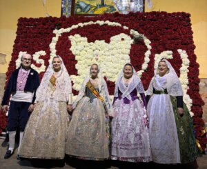 Falleras y falleros en la Ofrenda de Flores de Alaquàs 2026