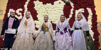 Falleras y falleros en la Ofrenda de Flores de Alaquàs 2026