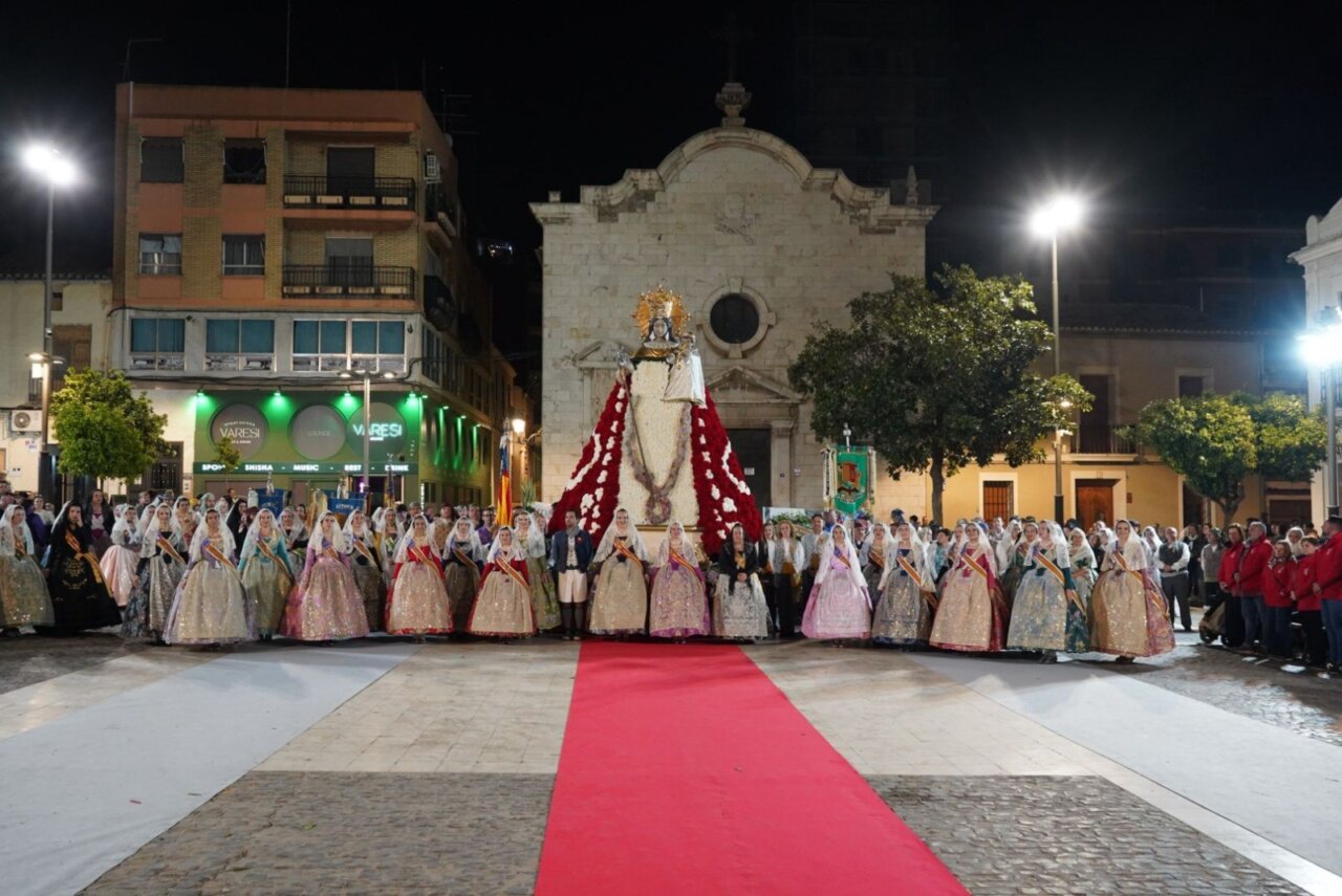 Ofrenda fallera a la Virgen de los Desamparados en Paterna con falleros y falleras