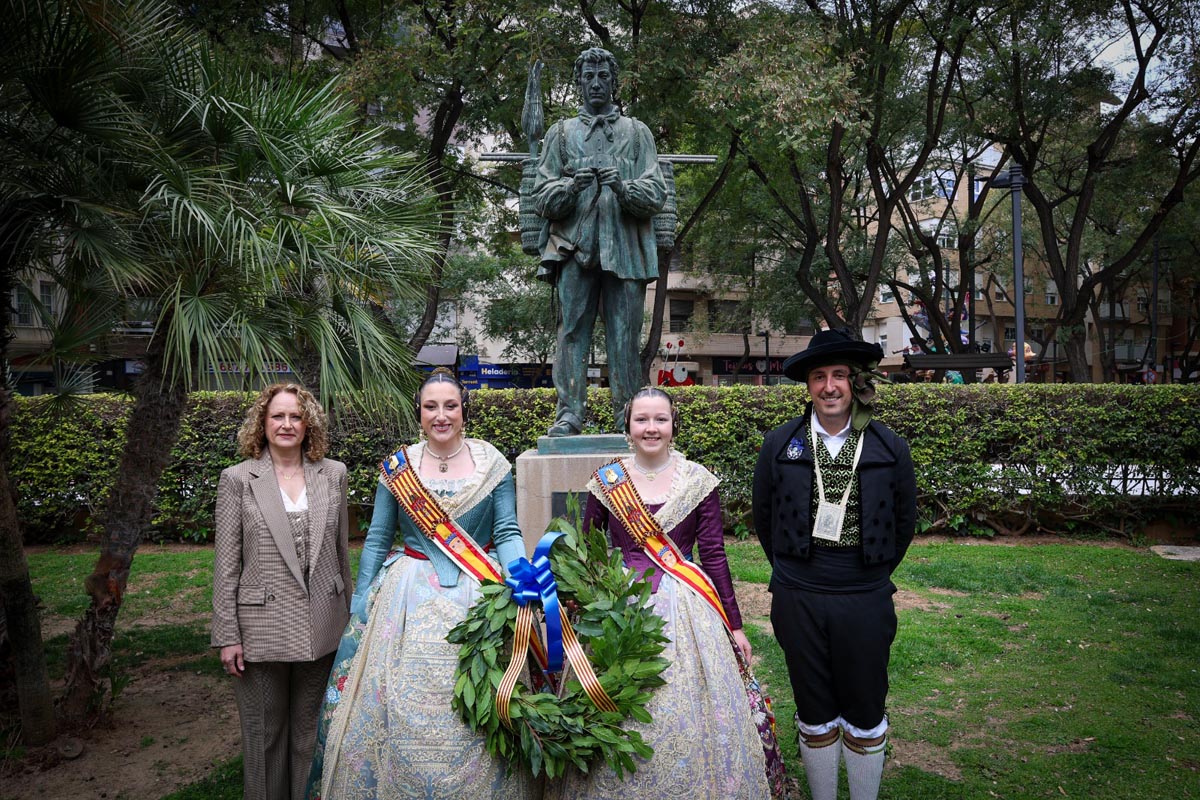 Participantes en la ofrenda floral a San José durante las Fallas 2026