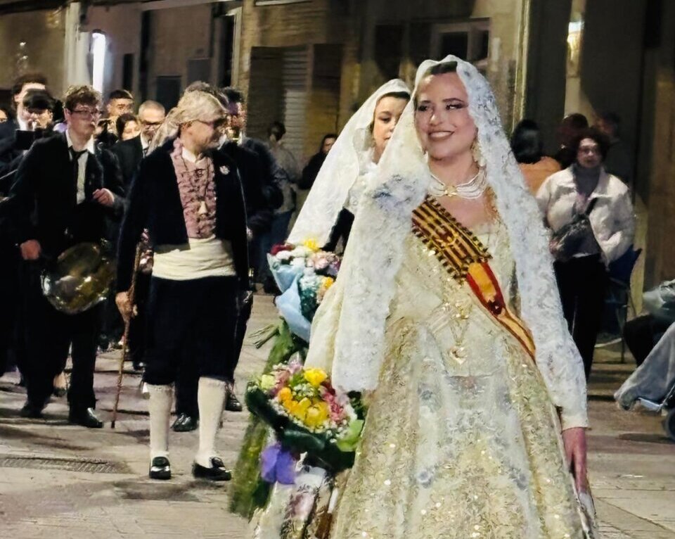 Falleras y falleros desfilando en la Ofrenda de Flores de Alaquàs
