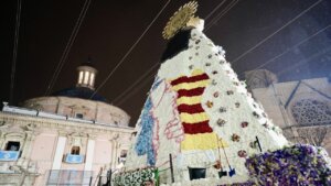 Ofrenda floral del manto de la Virgen en las Fallas de Valencia 2026