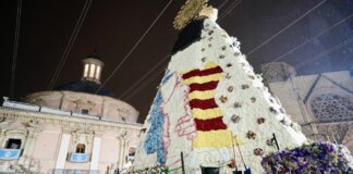Ofrenda floral del manto de la Virgen en las Fallas de Valencia 2026