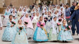Grupo de falleras y falleros en la Ofrenda de Valencia 2026