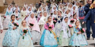 Grupo de falleras y falleros en la Ofrenda de Valencia 2026