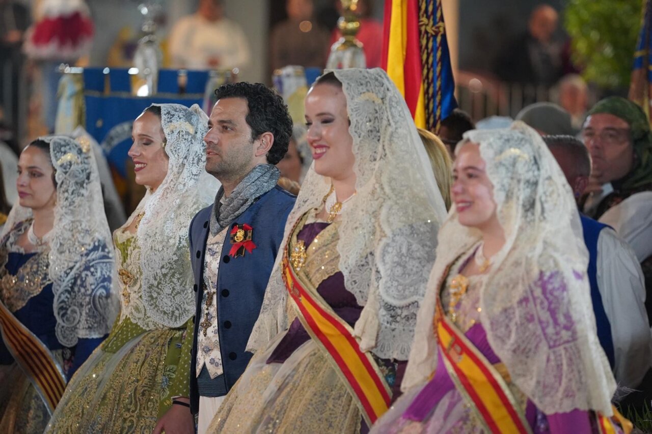 Ofrenda a la Virgen de los Desamparados durante las Fallas en Paterna.