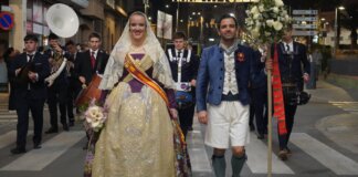Fallera mayor de Paterna en la ofrenda a la Virgen de los Desamparados