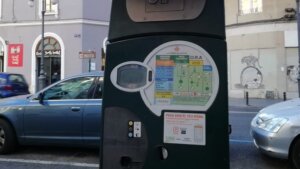 Parquímetro en la calle con instrucciones y opciones de pago