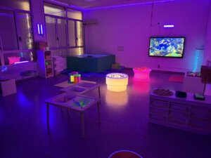 Aula sensorial en el CEIP La Constitució con luces y materiales educativos