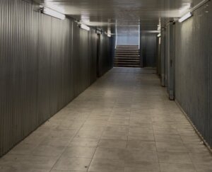 El paso subterráneo de Alfafar presenta problemas de mantenimiento y salubridad.