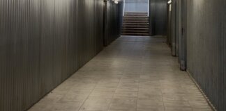 El paso subterráneo de Alfafar presenta problemas de mantenimiento y salubridad.