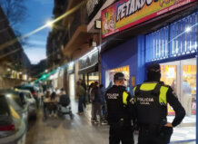 Patrulla de policía local vigilando un establecimiento de pirotecnia en Mislata