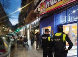 Patrulla de policía local vigilando un establecimiento de pirotecnia en Mislata