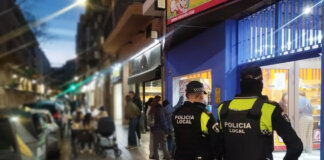 Patrulla de policía local vigilando un establecimiento de pirotecnia en Mislata