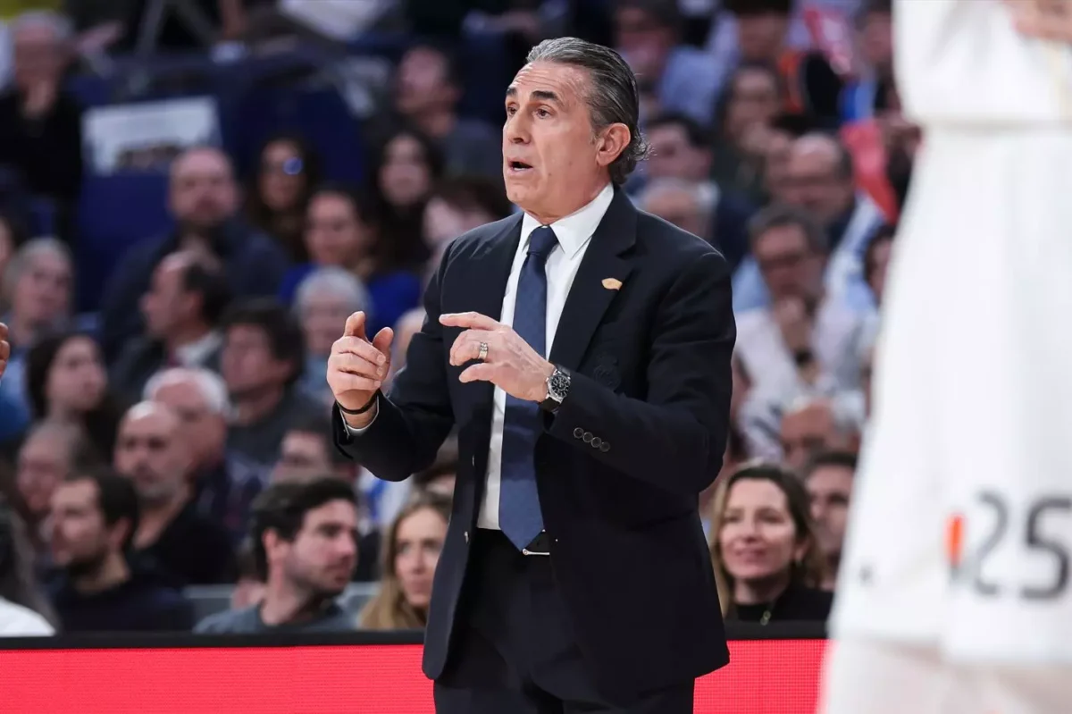 Entrenador Pedro Martínez dando instrucciones durante un partido de baloncesto