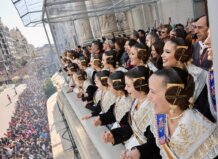 Peñarroja hace vibrar la Plaza del Ayuntamiento con una primera 'mascletà' magistral y rítmica Grupo de personas disfrutando de la mascletà en la Plaza del Ayuntamiento