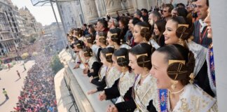 Peñarroja hace vibrar la Plaza del Ayuntamiento con una primera 'mascletà' magistral y rítmica Grupo de personas disfrutando de la mascletà en la Plaza del Ayuntamiento