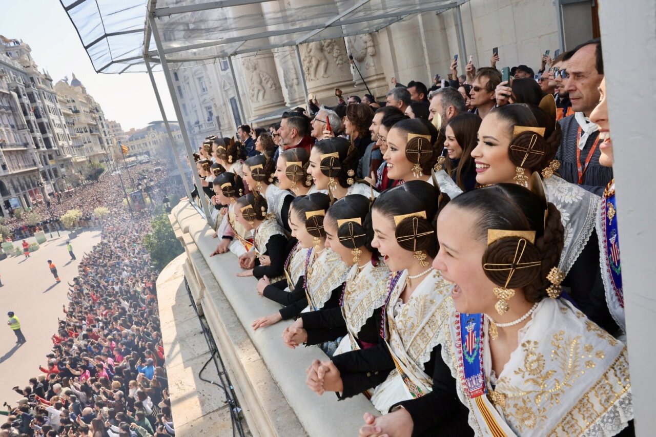Grupo de personas disfrutando de la mascletà en la Plaza del Ayuntamiento
