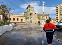 Operario limpiando la plaza de Picassent durante las fallas