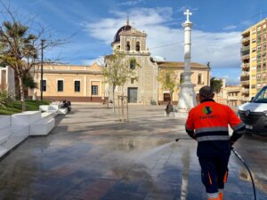 Operario limpiando la plaza de Picassent durante las fallas