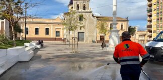 Operario limpiando la plaza de Picassent durante las fallas