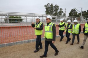 Visita a la depuradora de Pinedo con varios asistentes en chalecos amarillos