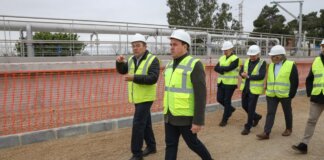Visita a la depuradora de Pinedo con varios asistentes en chalecos amarillos