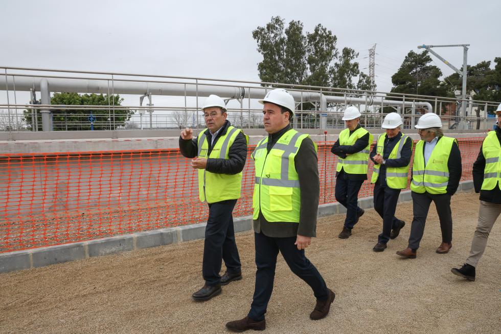 Visita a la depuradora de Pinedo con varios asistentes en chalecos amarillos